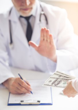 yakışıklı olgun doktor