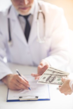 yakışıklı olgun doktor