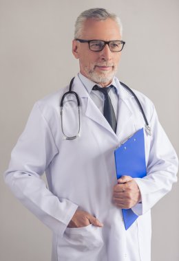 yakışıklı olgun doktor