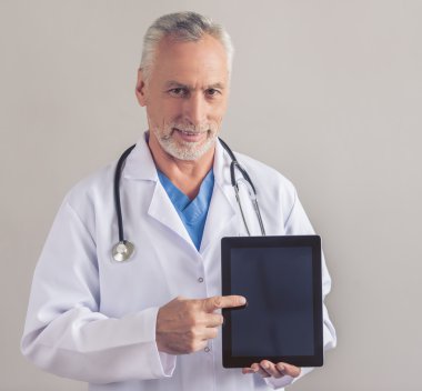 yakışıklı olgun doktor