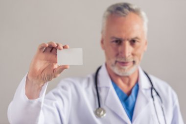 yakışıklı olgun doktor