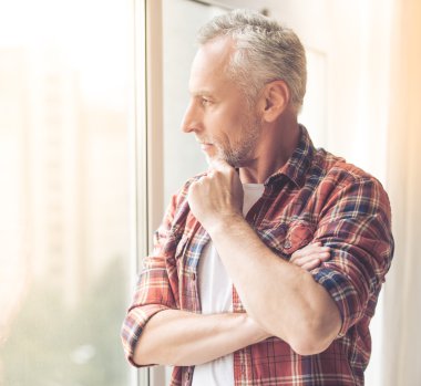 Yakışıklı olgun adam.