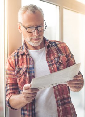 Yakışıklı olgun adam.