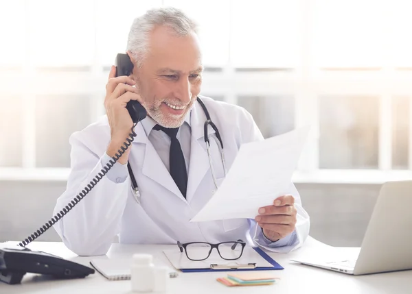 Hermoso médico maduro — Foto de Stock