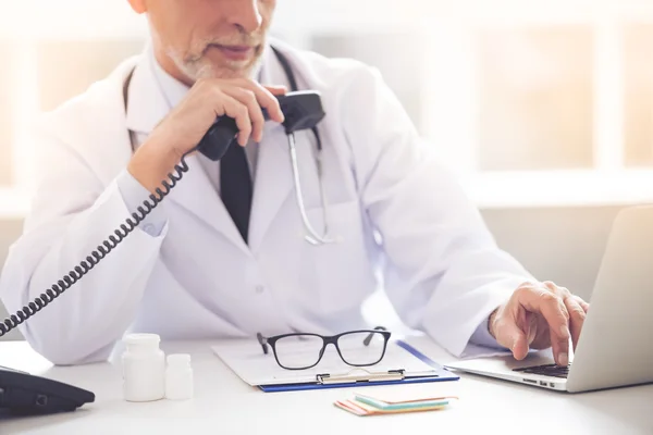 Bonito médico maduro — Fotografia de Stock