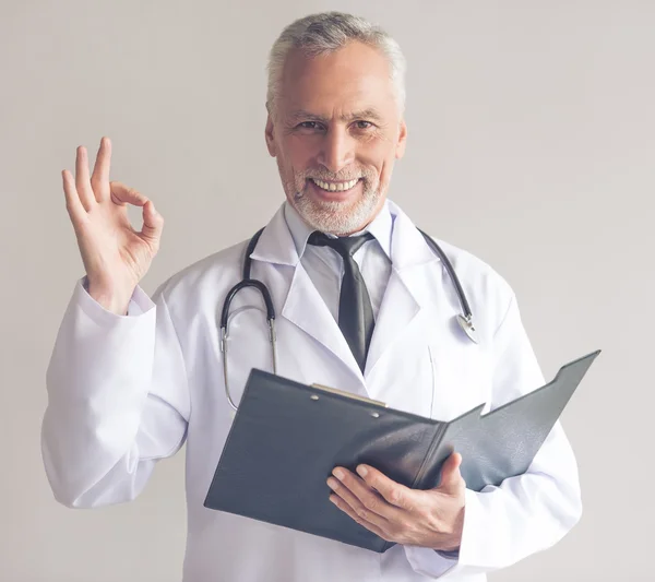 Vacker äldre läkare — Stockfoto