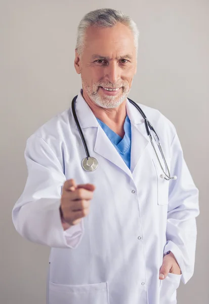 Vacker äldre läkare — Stockfoto