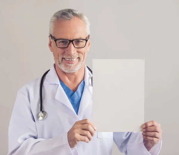 Bonito médico maduro — Fotografia de Stock