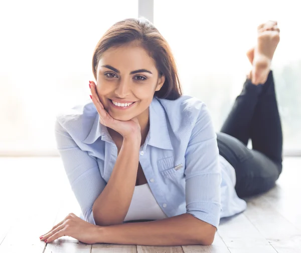 Hermosa joven mujer — Foto de Stock