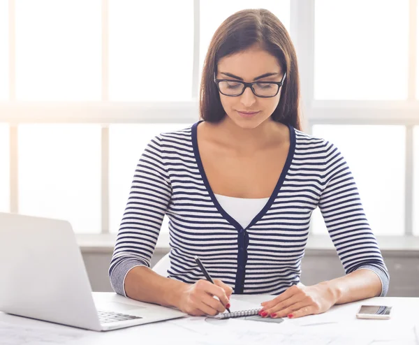 Mooie business lady werken — Stockfoto