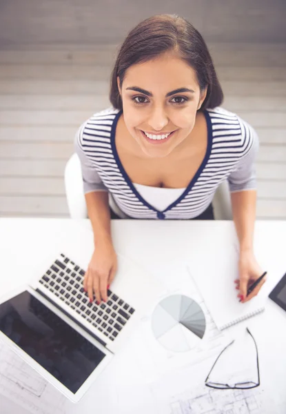 Hermosa mujer de negocios trabajando —  Fotos de Stock