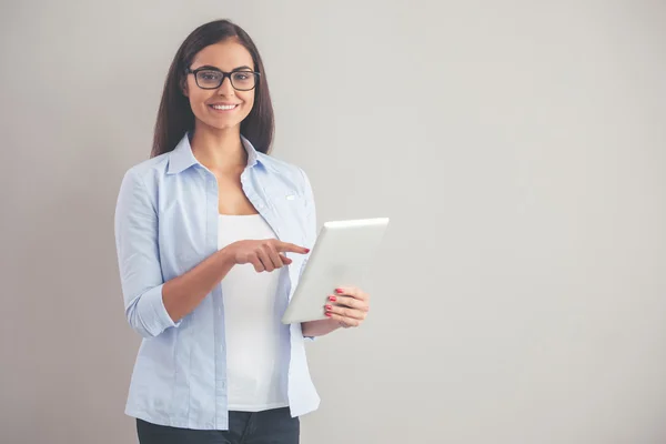 Senhora de negócios bonita com gadget — Fotografia de Stock