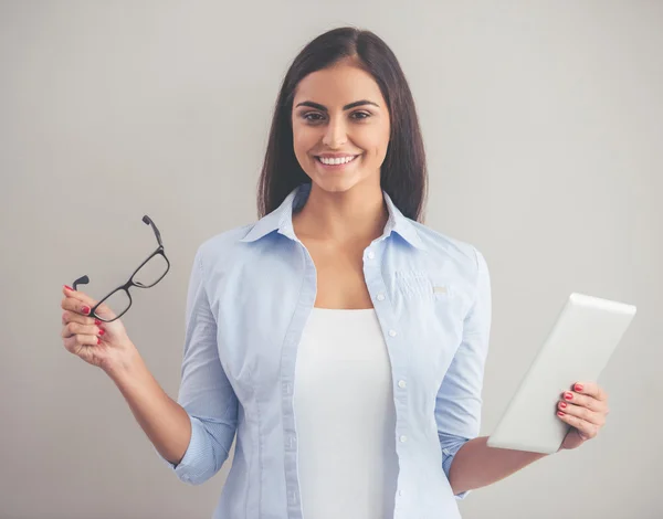 Hermosa dama de negocios con gadget — Foto de Stock