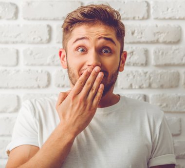 Yakışıklı olan duygusal 