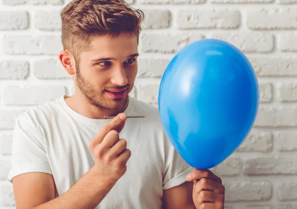 Lustiger Typ mit Luftballon — Stockfoto