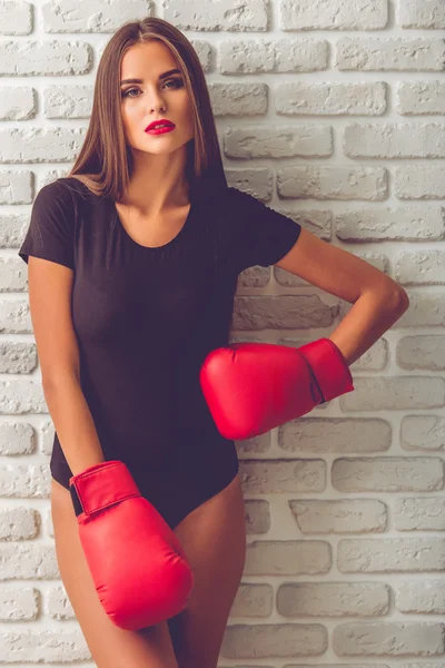 Chica en guantes de boxeo — Foto de Stock