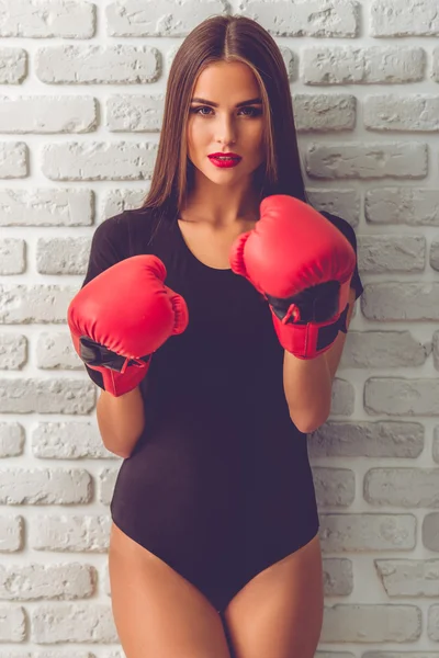 Menina em luvas de boxe — Fotografia de Stock