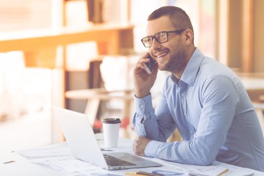 yakışıklı işadamı çalışma