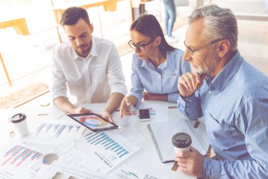 İş adamları birlikte çalışıyor.