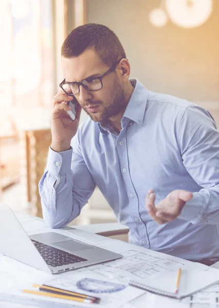 Knappe zakenman werken — Stockfoto