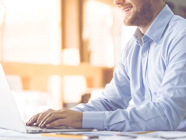 Hombre de negocios guapo trabajando — Foto de Stock