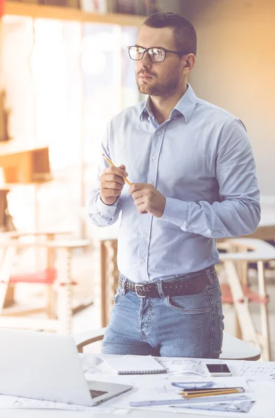 Hombre de negocios guapo trabajando —  Fotos de Stock