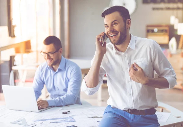 Guapos hombres de negocios co-trabajando — Foto de Stock