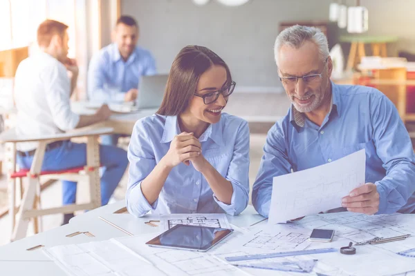 Les gens d'affaires travaillent ensemble — Photo