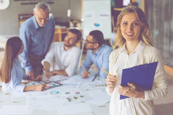 Geschäftsleute arbeiten zusammen — Stockfoto