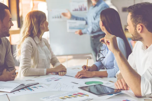 Geschäftsleute arbeiten zusammen — Stockfoto