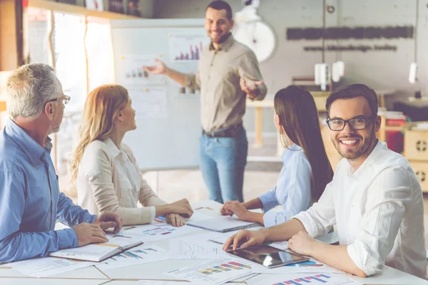 Gente de negocios trabajando juntos — Foto de Stock