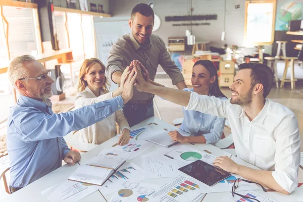 Les gens d'affaires travaillent ensemble — Photo