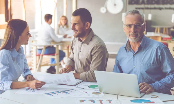 Les gens d'affaires travaillent ensemble — Photo