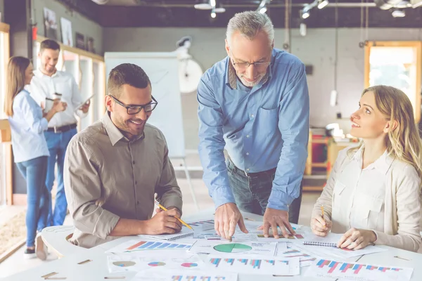 Gente de negocios trabajando juntos — Foto de Stock