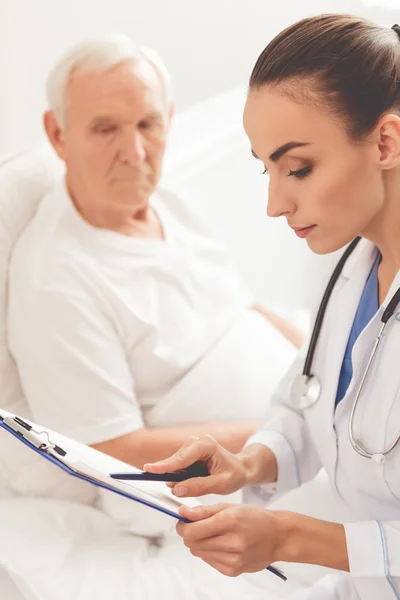 Old man in hospital — Stock Photo, Image