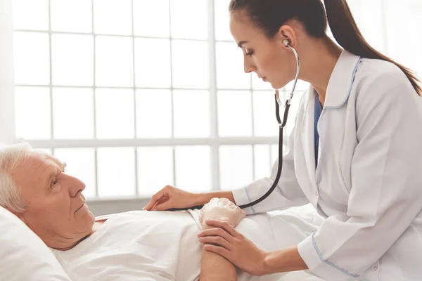 Old man in hospital — Stock Photo, Image