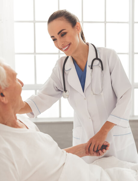 Красивый врач и пациент
