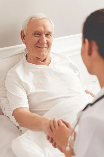 Old man in hospital — Stock Photo, Image