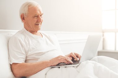 Yaşlı adam ile becerikli alet