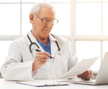 Yakışıklı eski doktor