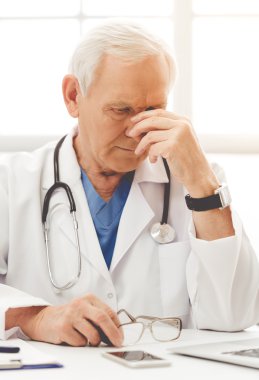 Yakışıklı eski doktor