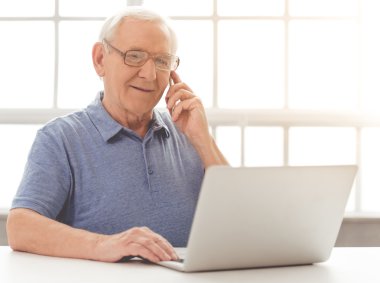 Yaşlı adam ile becerikli alet