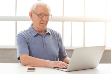 Yaşlı adam ile becerikli alet