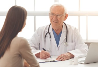 Yaşlı doktor ve hasta