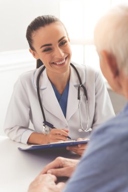 Güzel doktor ve hasta