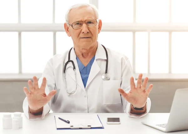 Bonito médico velho — Fotografia de Stock