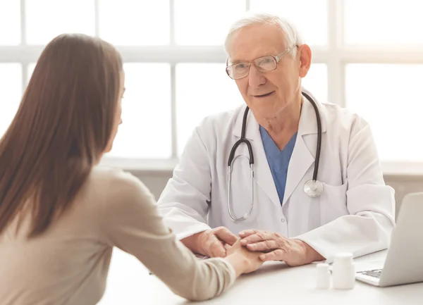 Vieux médecin et patient — Photo