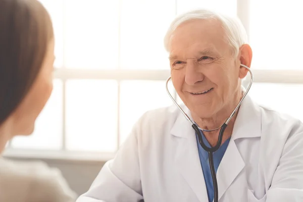 Vecchio medico e paziente — Foto Stock