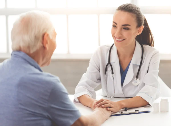 Vackra läkare och patient — Stockfoto