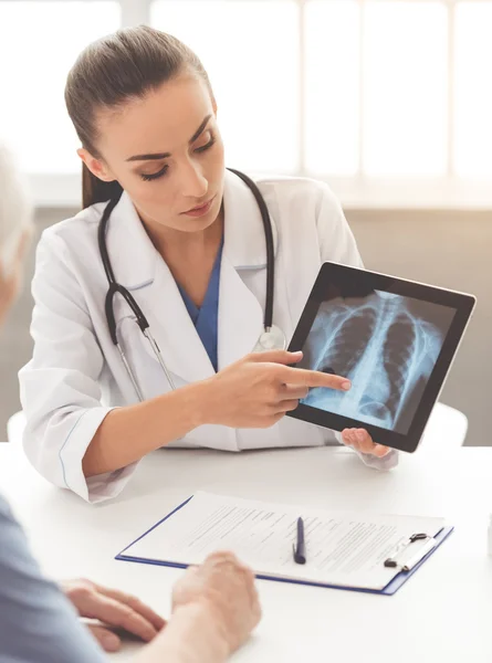 Médico bonito e paciente — Fotografia de Stock